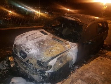 Παρανάλωμα το πολυτελές αυτοκίνητο πρώην προέδρου της ΟΝΝΕΔ στον Πειραιά - Τι απαντά (φωτό)